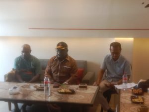 Foto: Tengah Wakil bupati Dogiyai, Ujang bagian kanan,Plt.Kadis Ketahanan Pangan dan bagian Kiri,